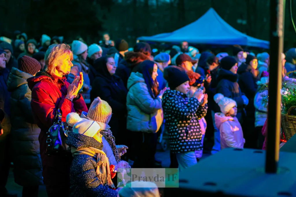 Люди на вуличному святковому заході ввечері