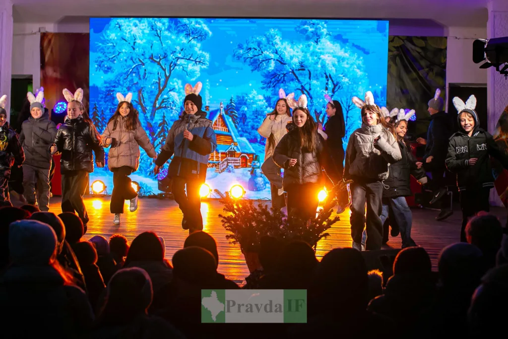 Діти виконують зимовий танець на святковій сцені