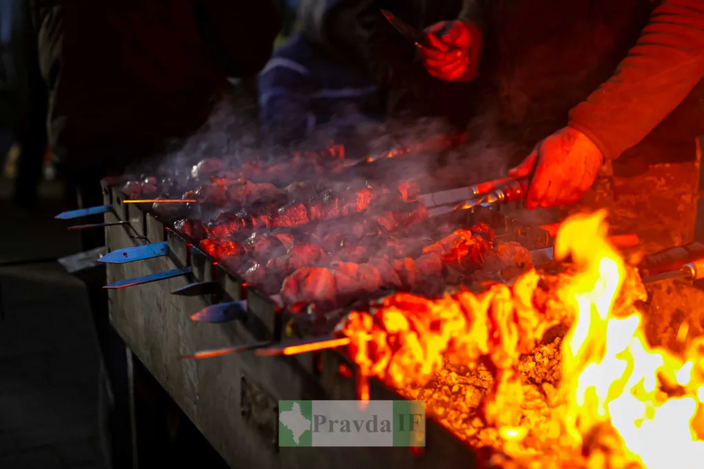 Приготування шашлику на відкритому вогні