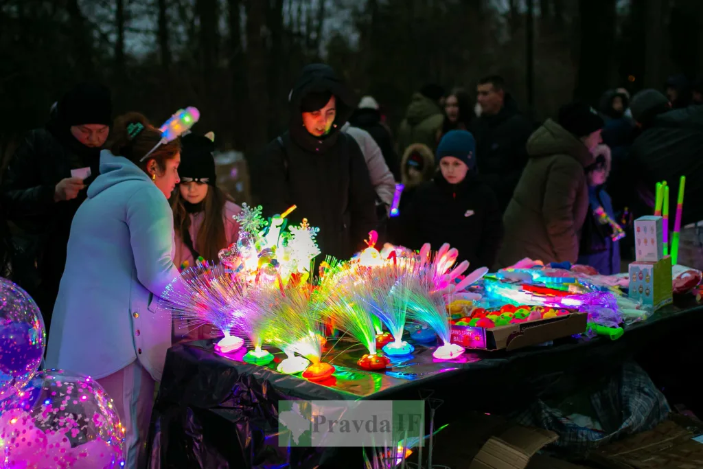 Люди біля яскравих світлодіодних іграшок на ярмарку