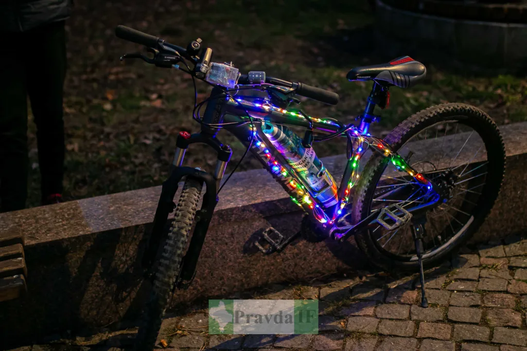 Велосипед прикрашений яскравими гірляндами ввечері