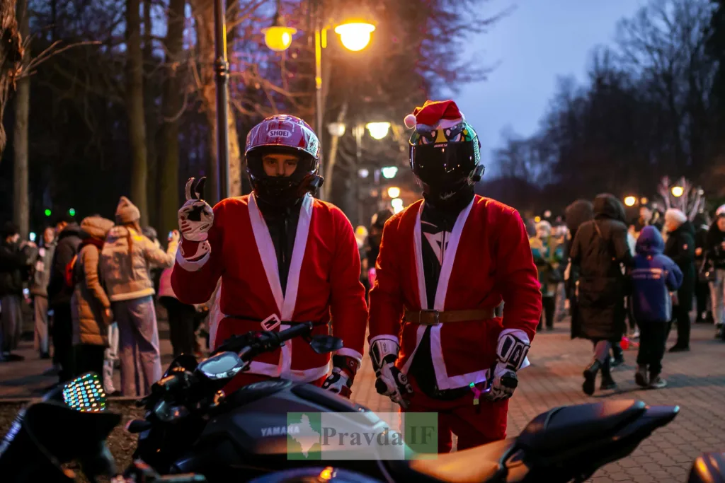 Мотоциклісти в костюмах Санти на міській вулиці
