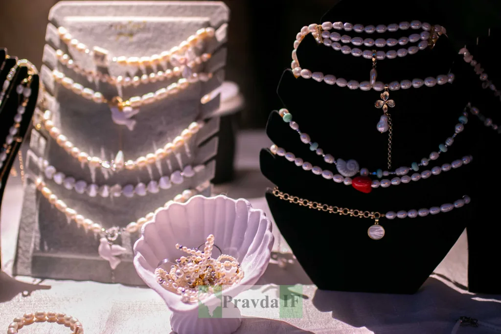 Перлинні прикраси на вітрині ювелірного магазину