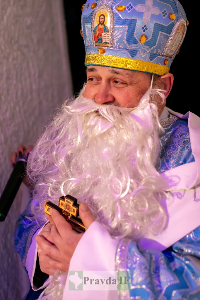 Святий Миколай з білою бородою тримає хрест