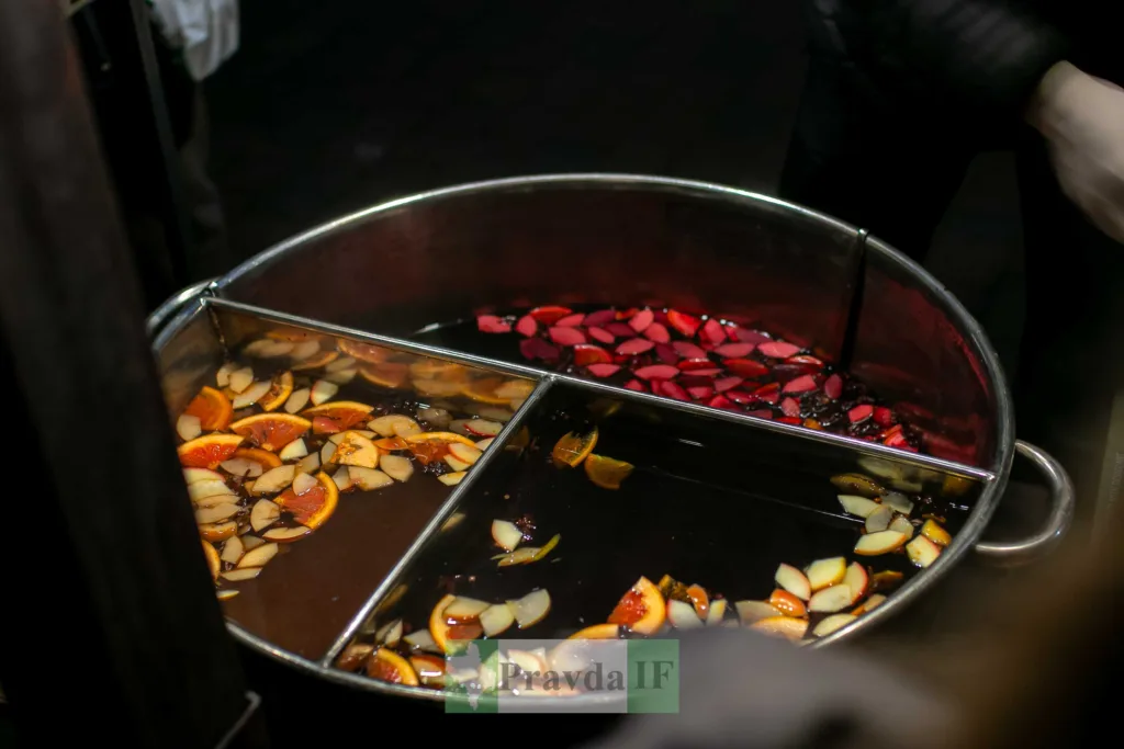 Велика каструля глінтвейну з фруктами