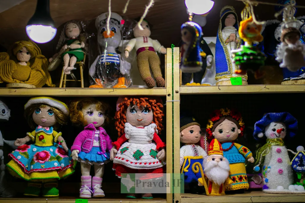 В'язані ляльки на полицях різних кольорів