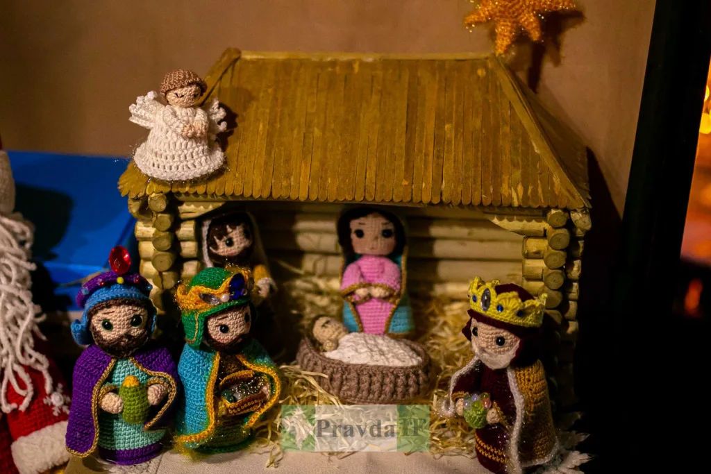 В’язана Різдвяна сцена з яслами та фігурками