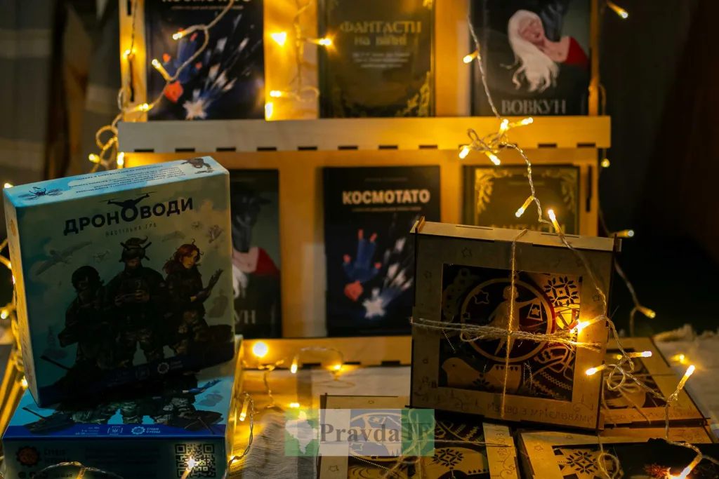 Настільна гра та книги з гірляндами