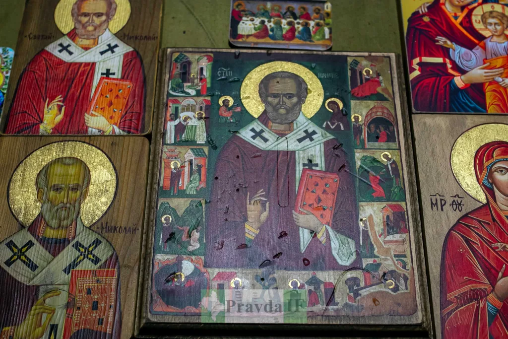 Ікони святого Миколая та Богородиці