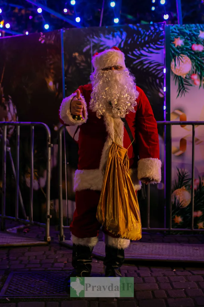 Дід Мороз тримає дзвіночок і подарунковий мішок