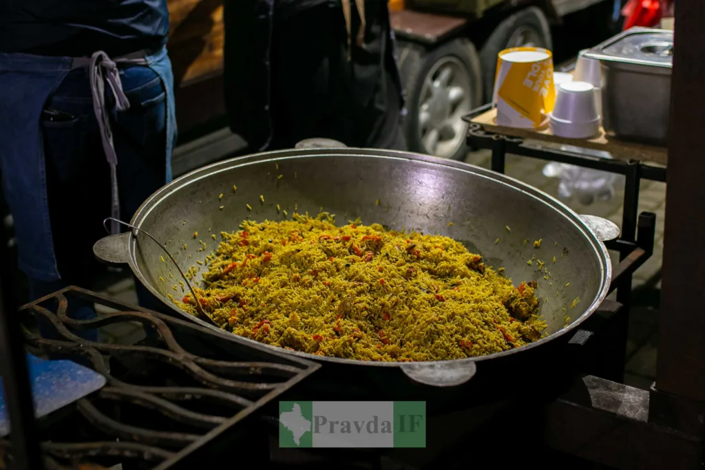 Плов готується у великому казані на вулиці