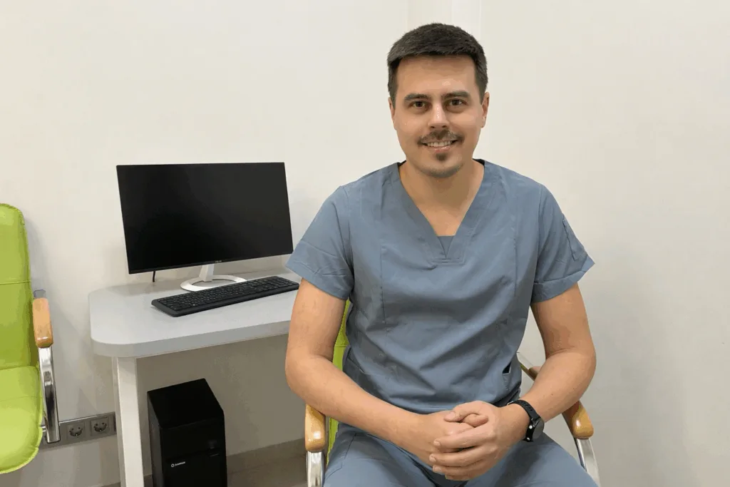 Медичний працівник у сірому одязі в кабінеті