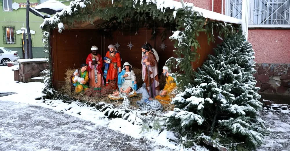 Різдвяна шопка на снігу біля будинку