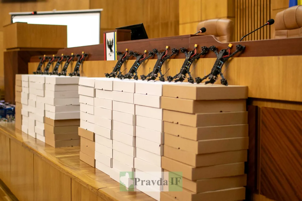 Стіл із дронами та коробками у залі засідань