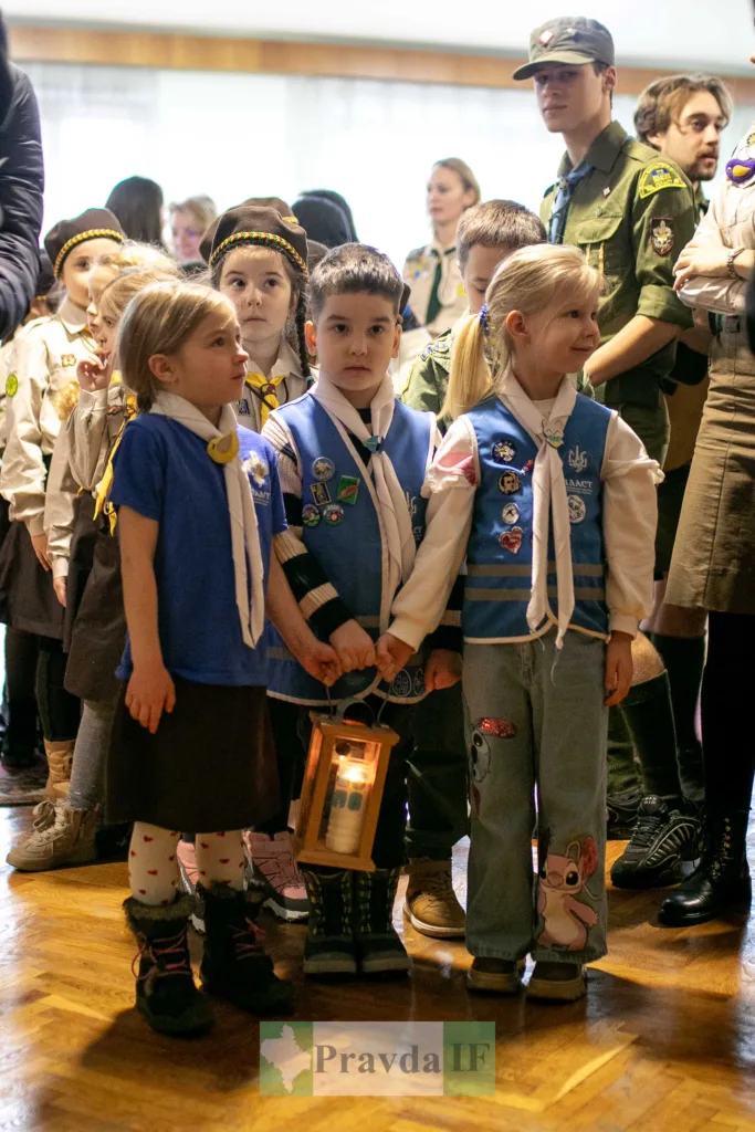 Діти скаути тримають Вифлеємський вогонь миру