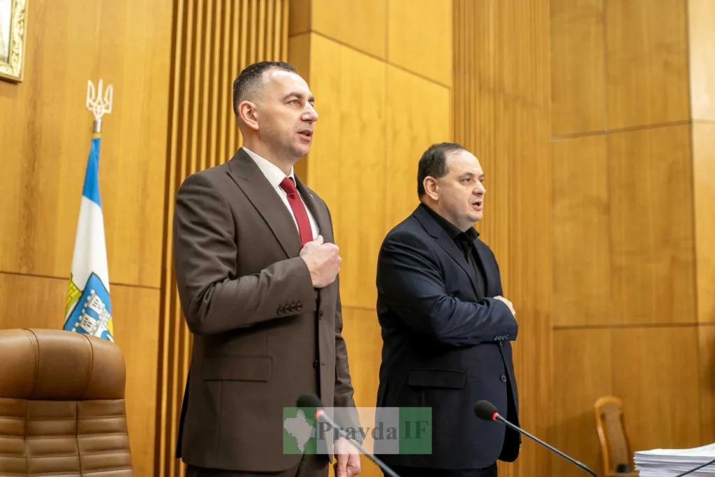 Чоловіки стоять під час засідання міської ради