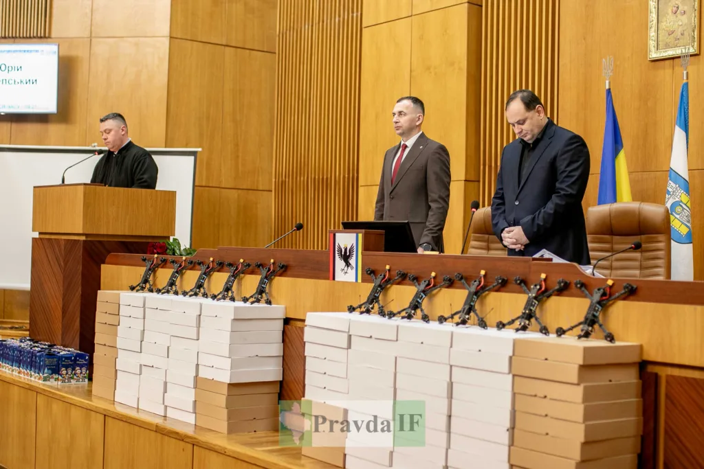 Офіційна церемонія у залі з дронами та коробками