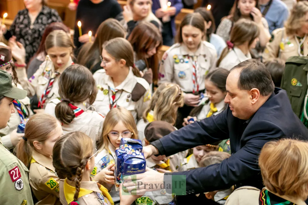 Скаути отримують подарунки під час урочистого заходу