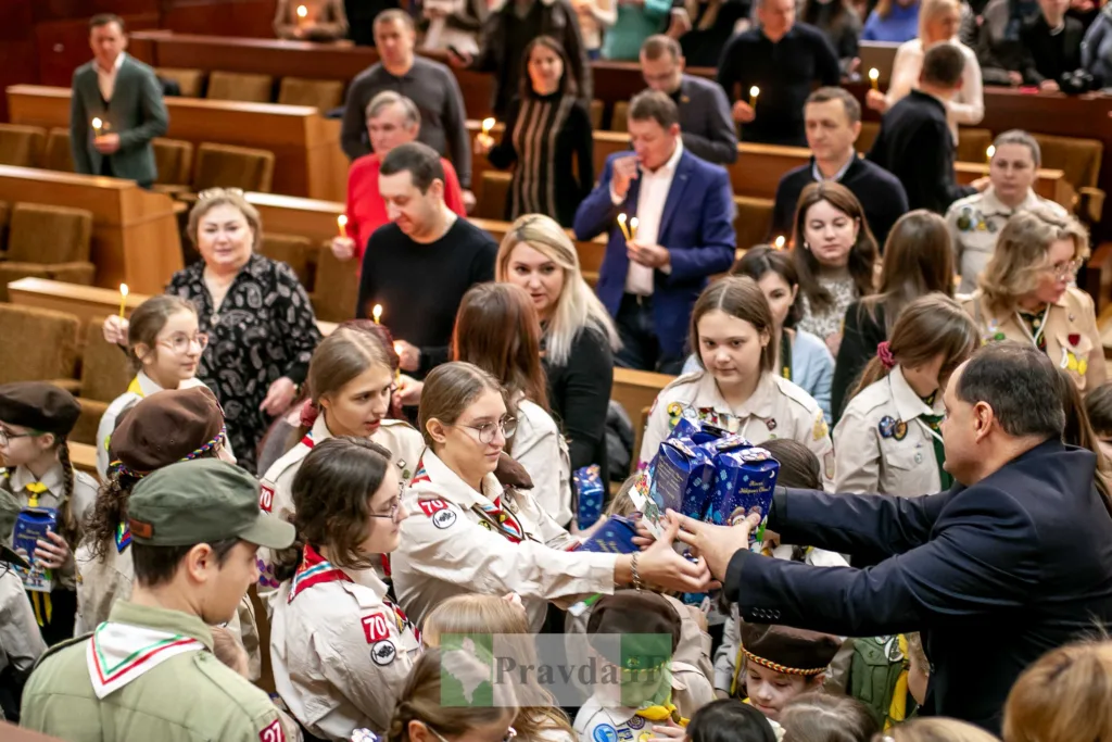 Скаути отримують подарунки під час святкової церемонії