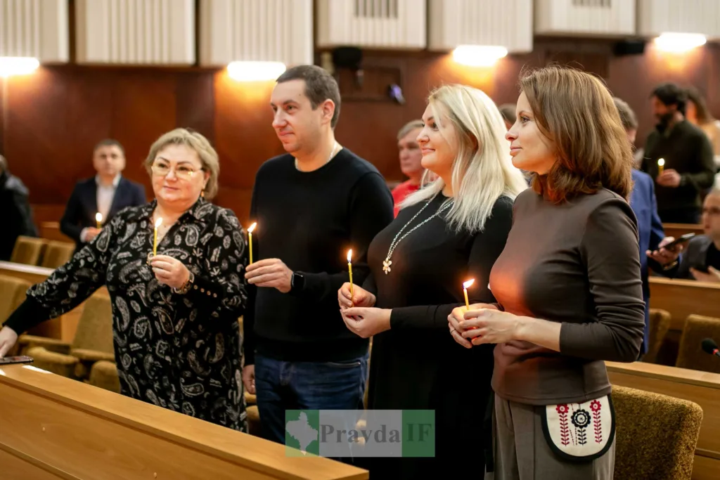 Люди тримають свічки під час церемонії пам'яті