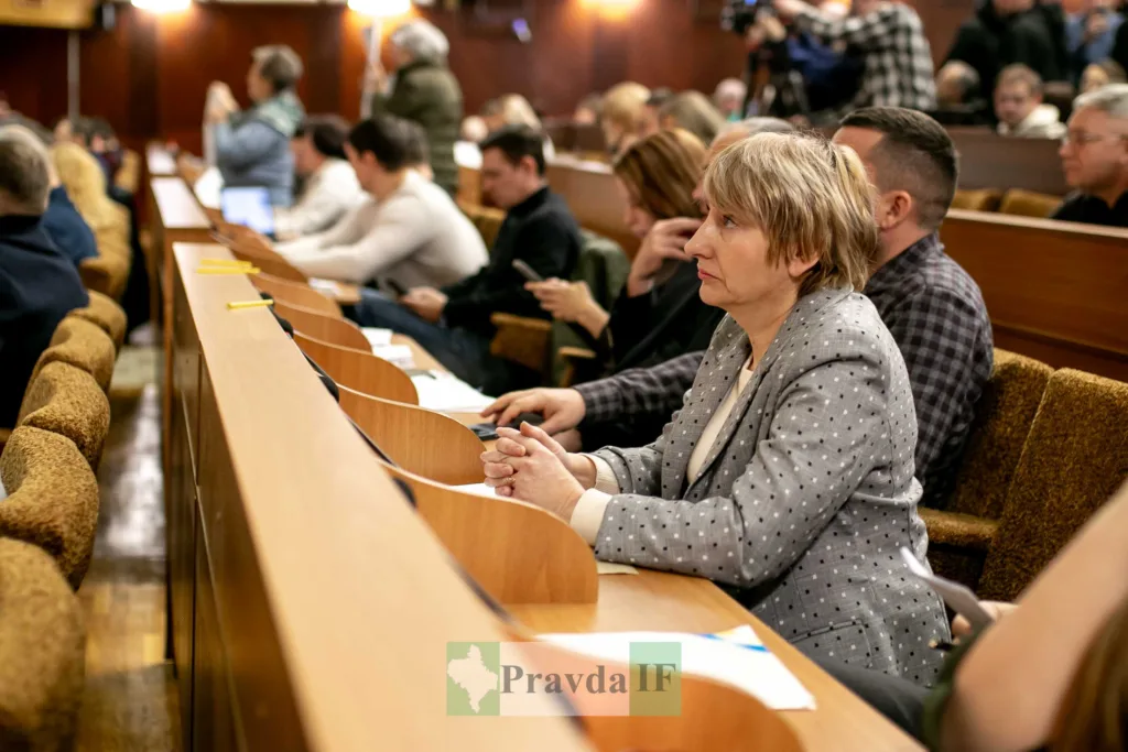 Люди на засіданні в залі ради