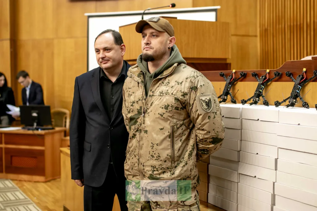 Військовий отримує дрони на офіційній церемонії