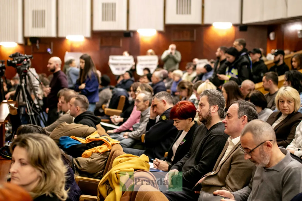 Люди на громадських слуханнях у залі засідань