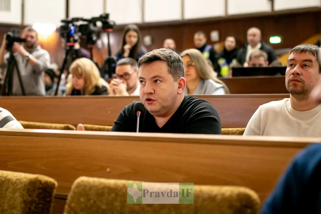 Чоловік говорить на засіданні міської ради