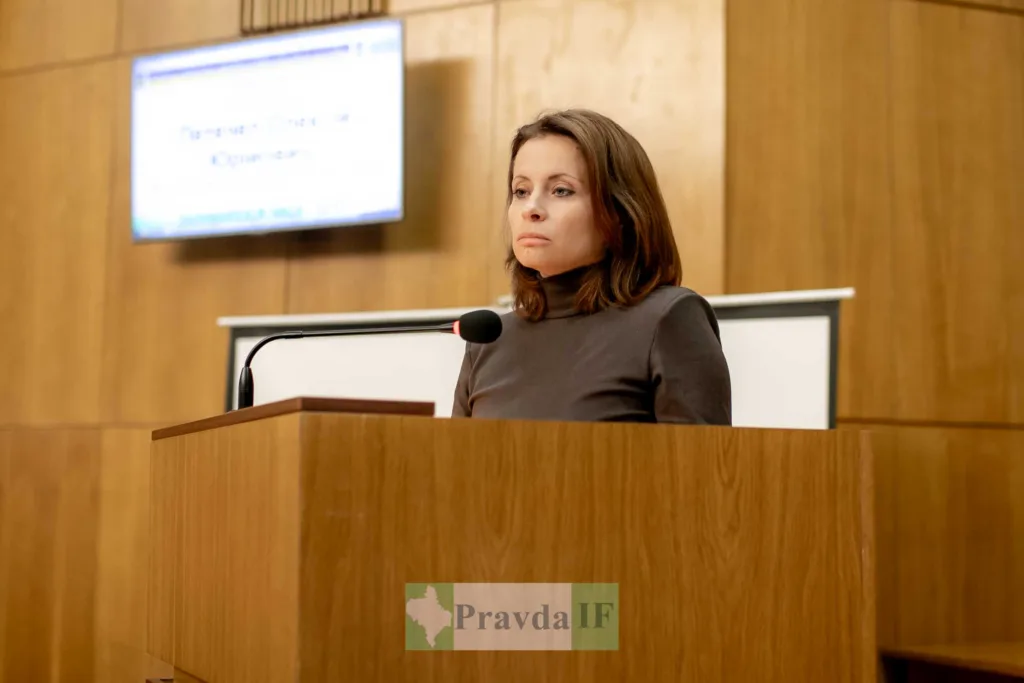 Жінка виступає за трибуною в залі засідань