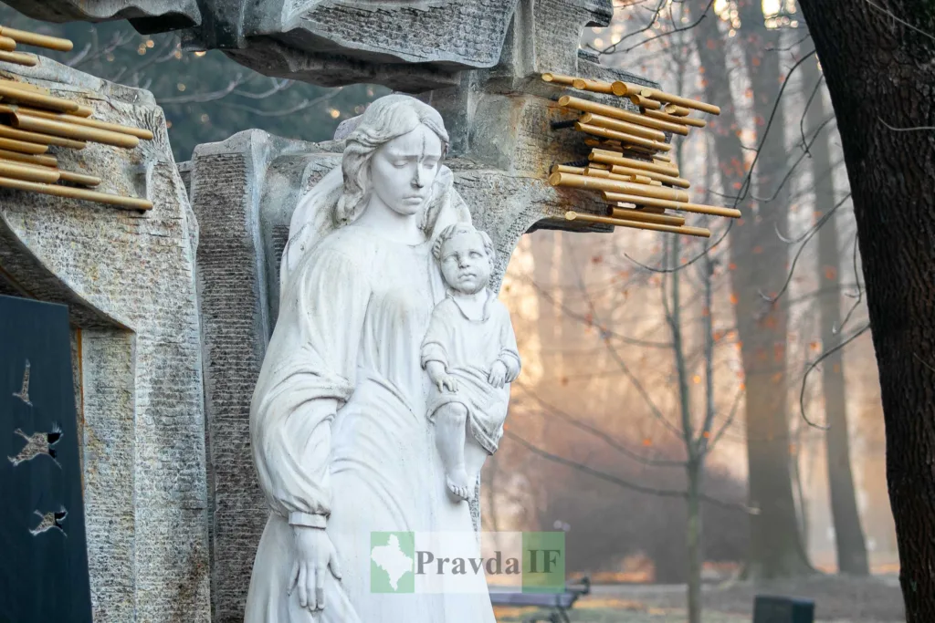 Пам’ятник матері з дитиною в парку