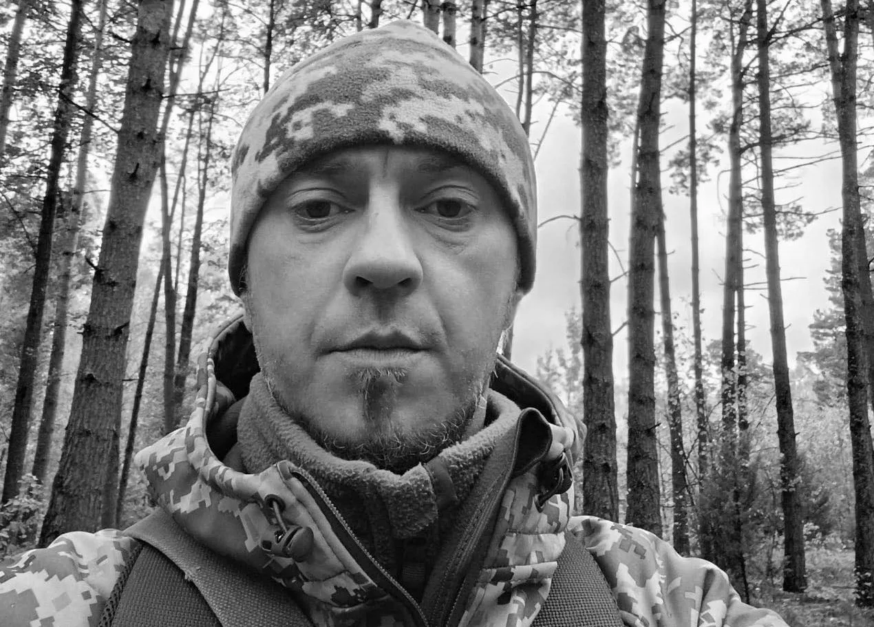 Людина в лісі у камуфляжному одязі