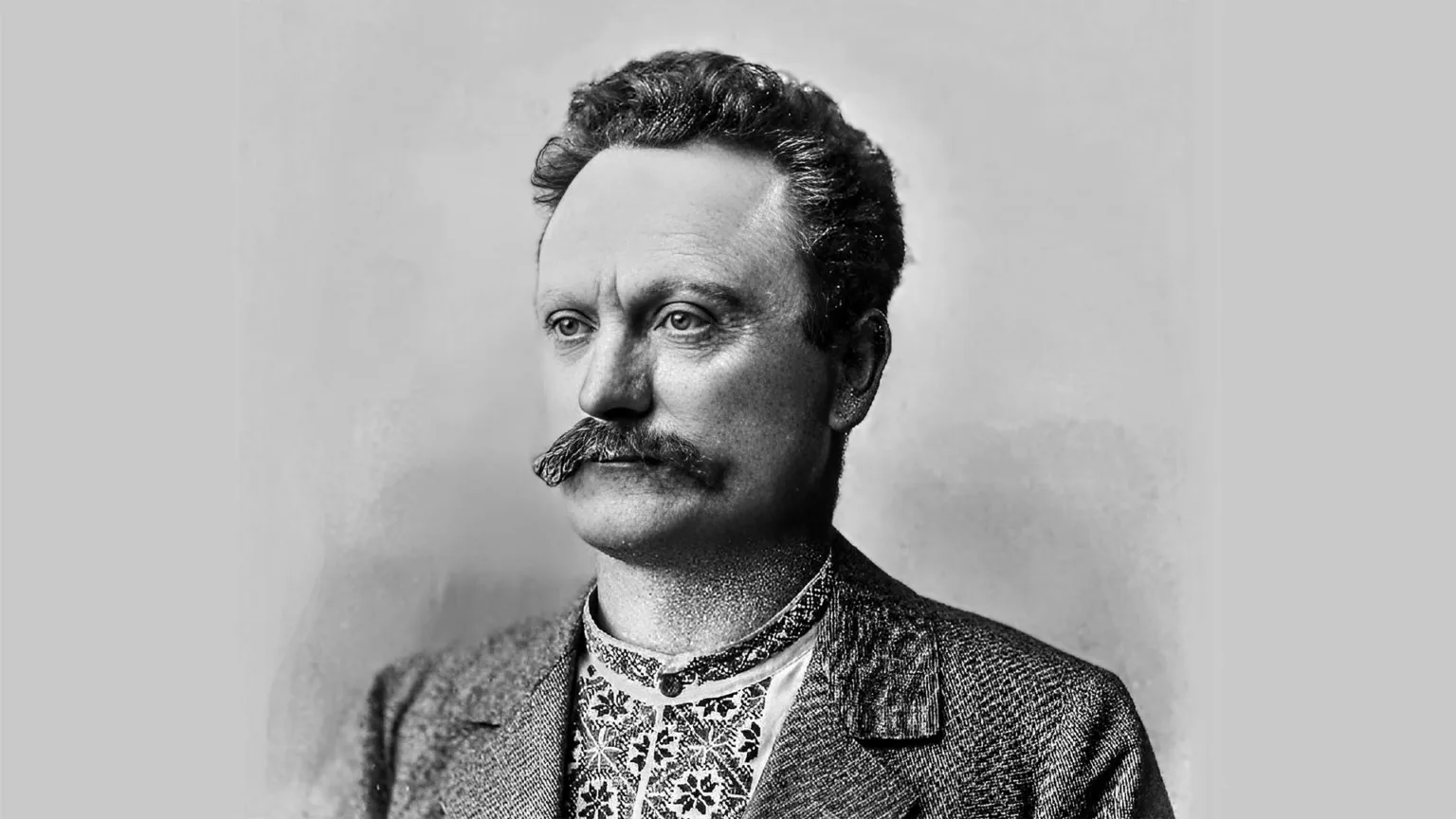 Портрет чоловіка у вишиванці