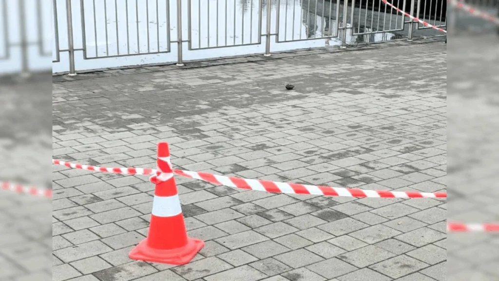 Дорожній конус і обмежена зона біля набережної