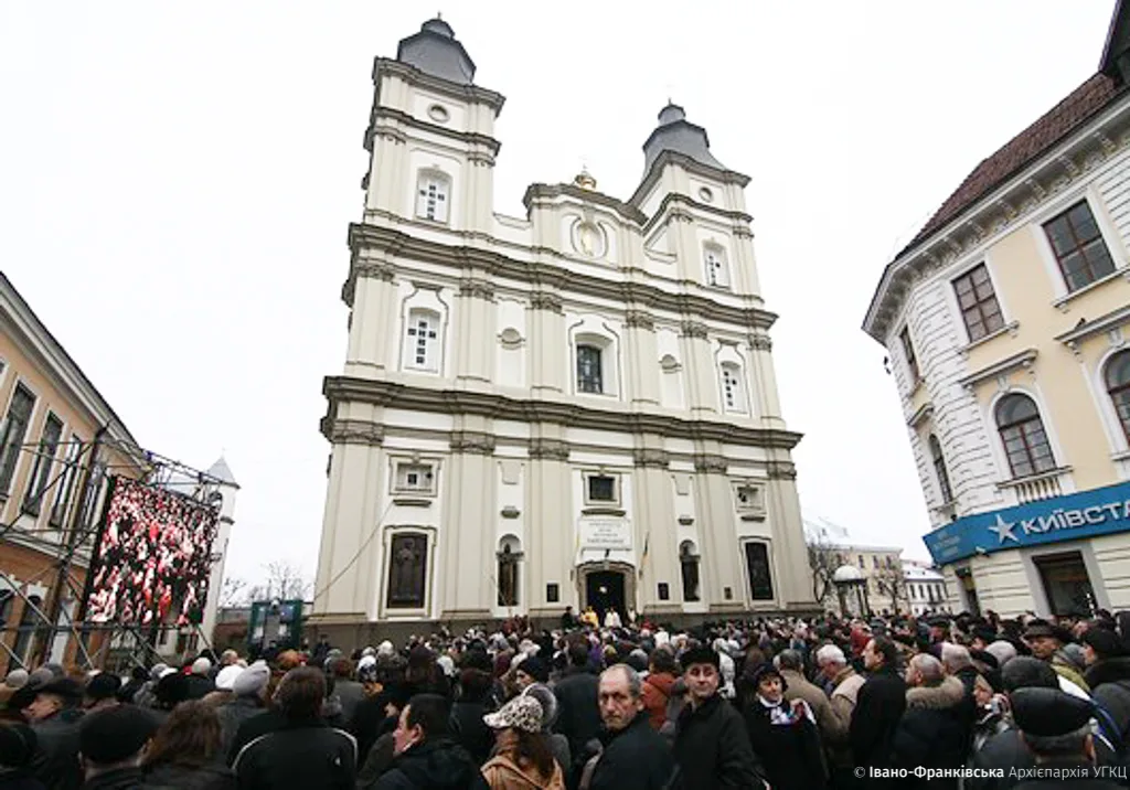 Натовп біля собору в Івано-Франківську