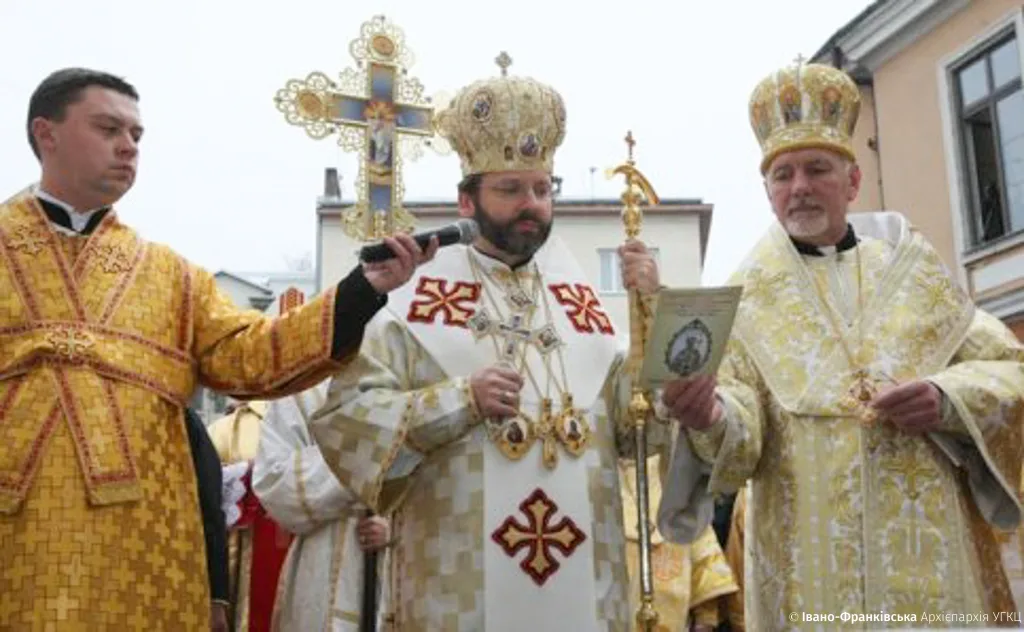 Священики під час релігійної церемонії на вулиці