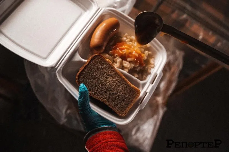 Контейнер з макаронами, сосискою та хлібом