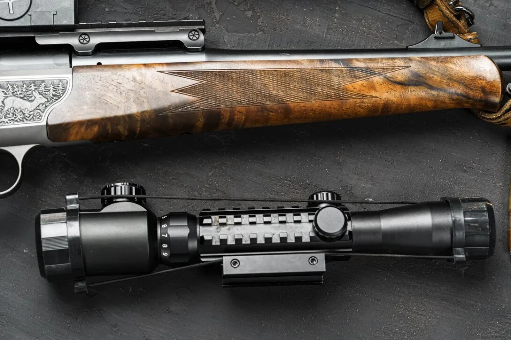 Оптичний приціл і мисливська гвинтівка з деревом