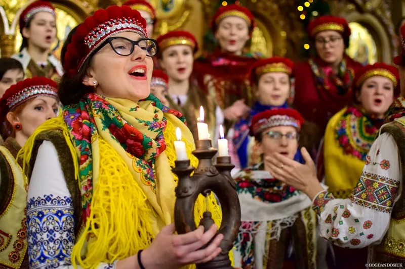 Український хор у традиційному вбранні співає колядки