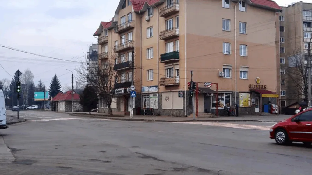 Міська вулиця з перехрестям і будинками