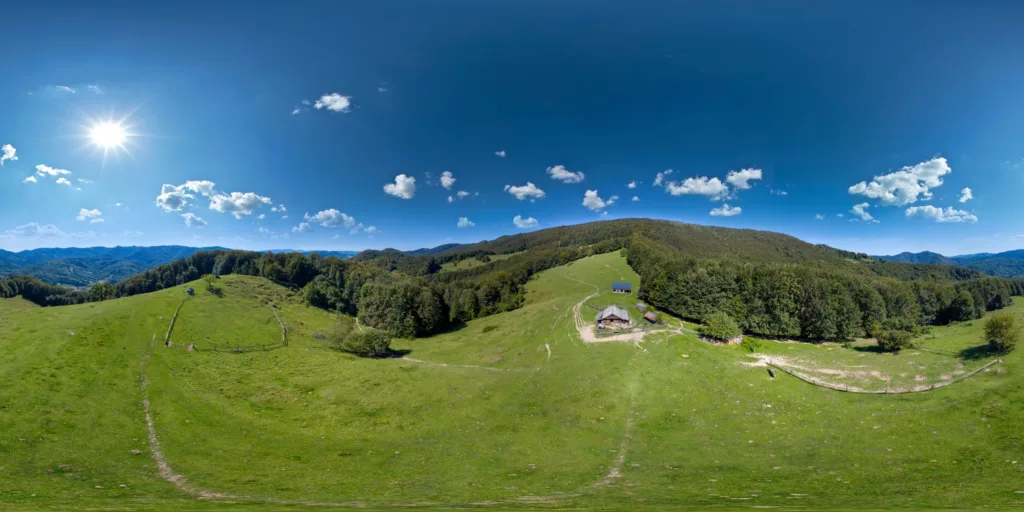 Панорама українських Карпат з горами і зеленими луками