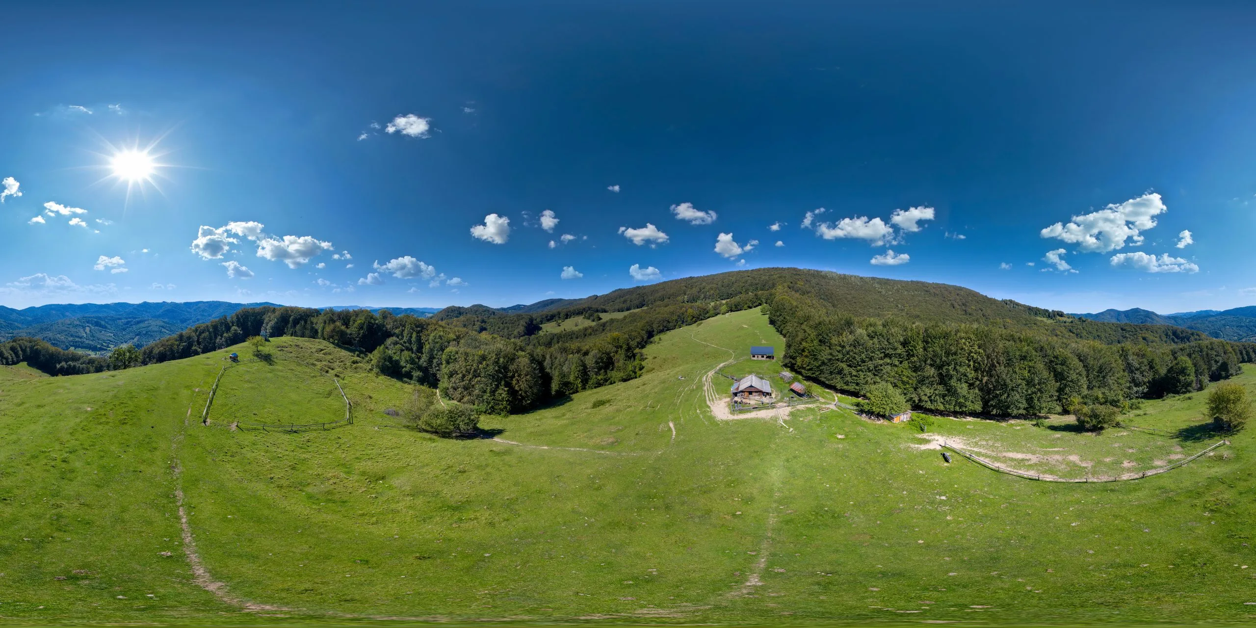 Панорама українських Карпат з горами і зеленими луками