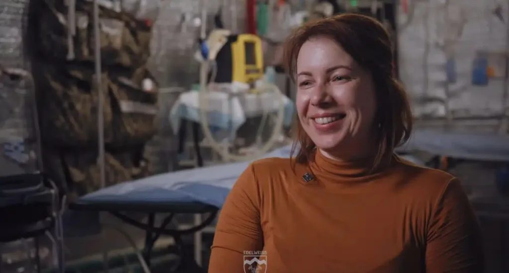 Жінка посміхається у медичному приміщенні