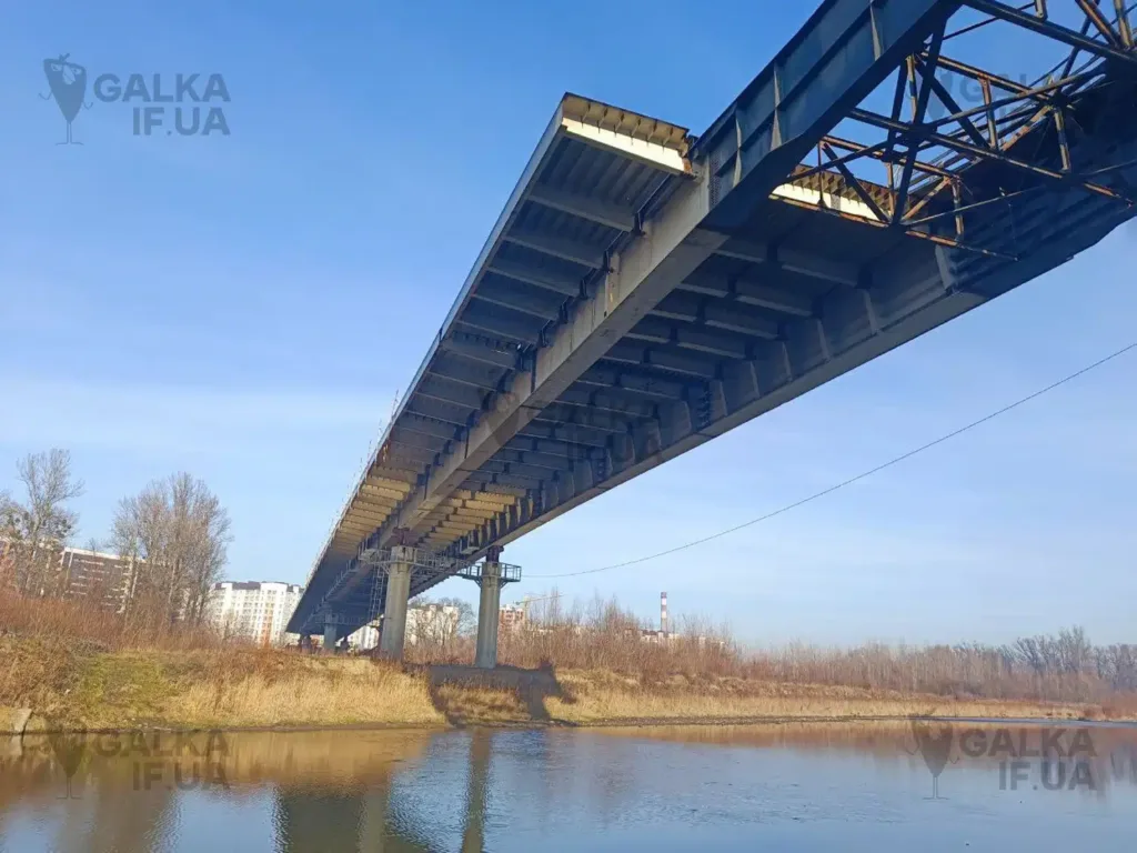 Металевий міст через річку взимку