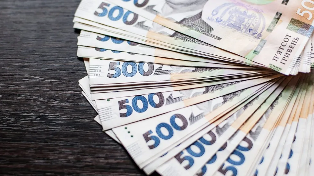 Пачка купюр по 500 гривень на столі