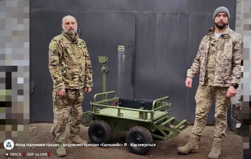 Військові демонструють зеленого роботизованого візка.