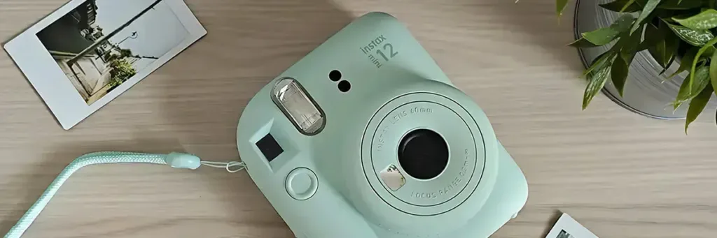 Миттєва камера Instax Mini на дерев’яному столі