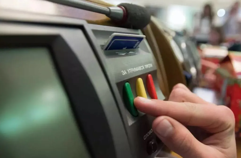 Людина натискає кнопку на електронному пристрої