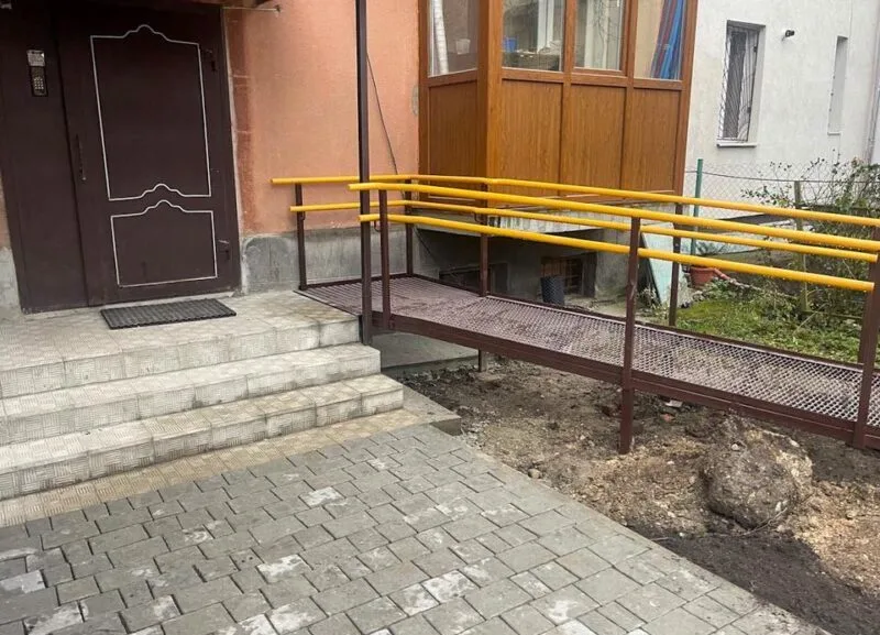 Пандус біля входу до житлового будинку