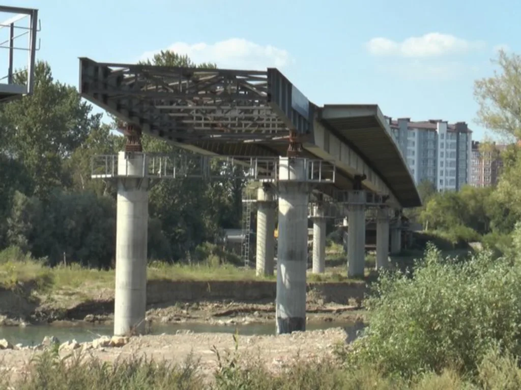 Будівництво автомобільного мосту через річку