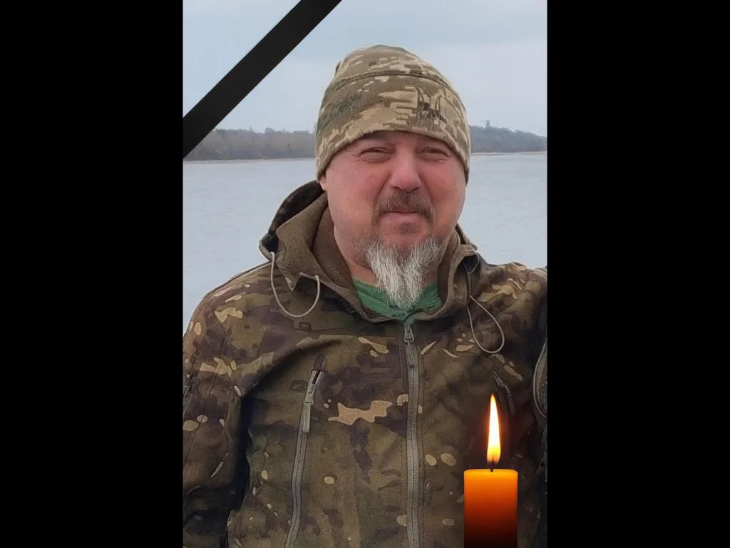 Військовий у камуфляжі з палаючою свічкою пам’яті